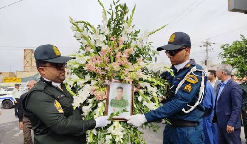 همگی در برابر پیکر رعنای سرباز وطن تعظیم کردند