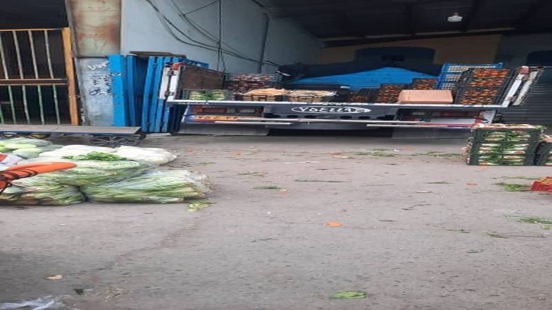 برخورد با ۳ غرفه متخلف در میدان میوه و تره بار جیرفت