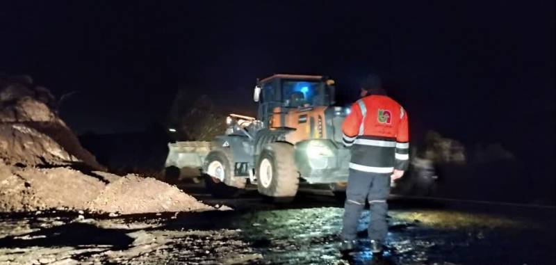 بارش باران و تگرگ مسیر دارزین به دهبکری بم را مسدود کرد