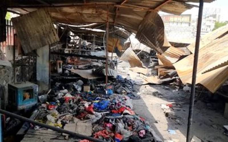 استمداد غرفه‌داران بازارچه جیرفت پس از آتش‌سوزی: مدیران فقط ما را پاس می‌دهند!