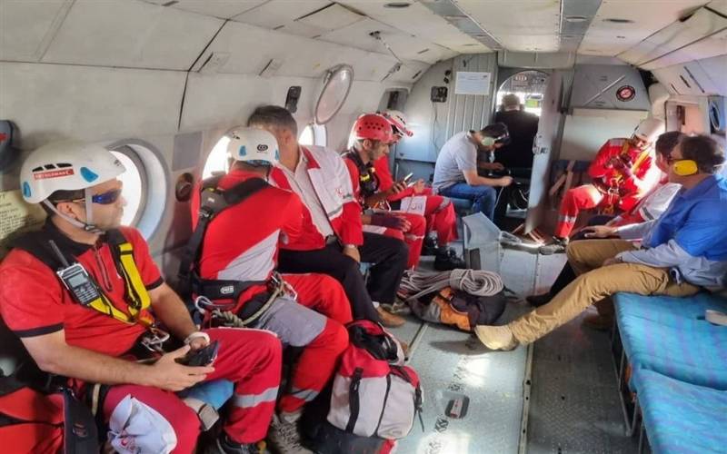 حضور ۴۰ نیروی امدادی هلال احمر برای مهار آتش‌سوزی جیرفت