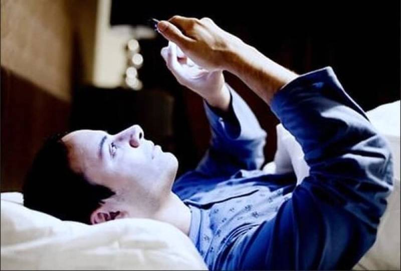 هشدار پزشکان درباره چک کردن تلفن همراه پس از بیدار شدن