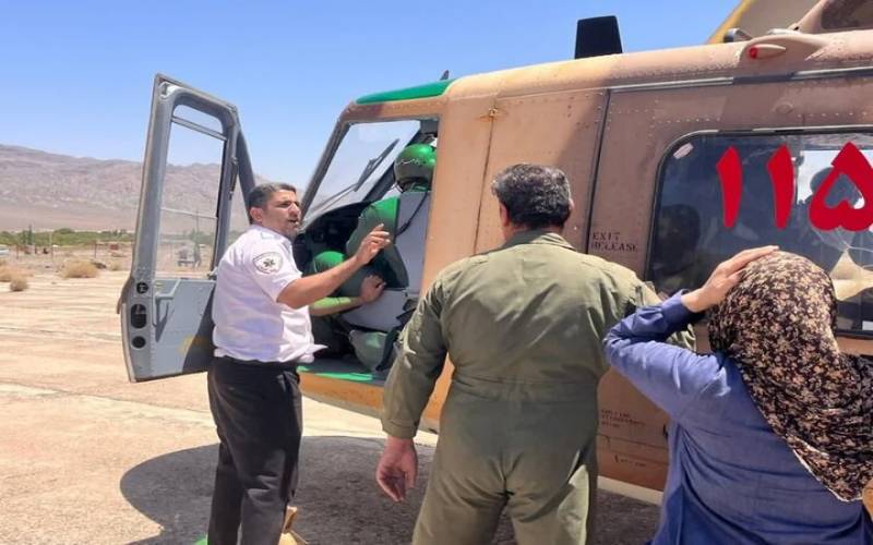 امدادرسانی زمینی و هوایی به مصدومان حادثه واژگونی خودرو در جنوب کرمان