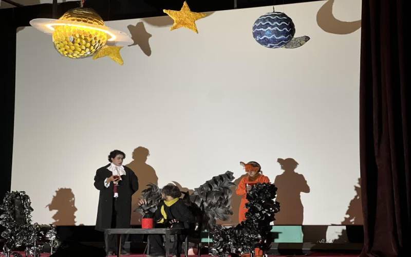 نمایش «شازده کوچولو» در نخستین روز جشنواره تئاتر فجر جنوب کرمان روی صحنه رفت