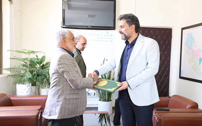 نماینده جیرفت و عنبرآباد با اهداء لوح از عملکرد مدیرکل راه و شهرسازی جنوب کرمان تقدیر کرد